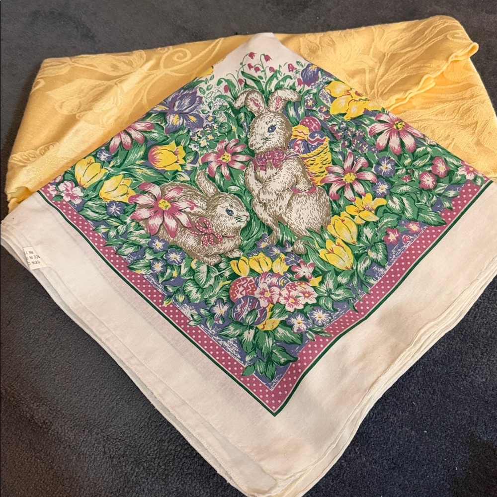 ASSORTMENT OF LINENS - Picture 2 of 4